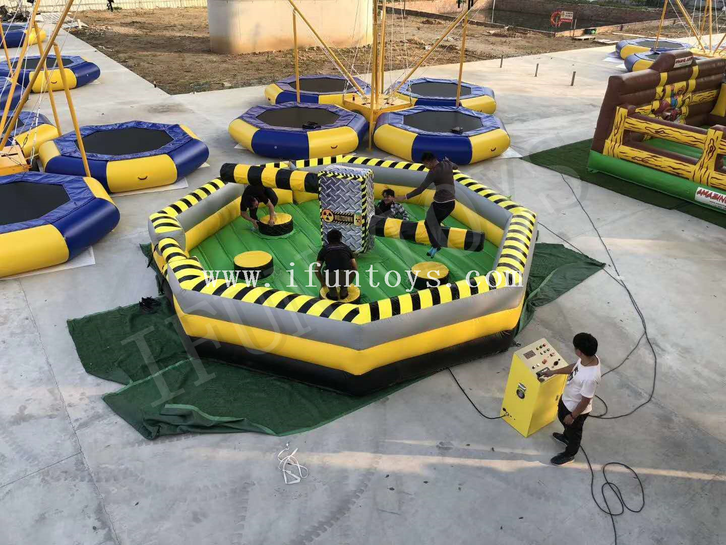 Interactive Inflatable Meltdown Challenge Last Man Standing Game / Wipeout Jump